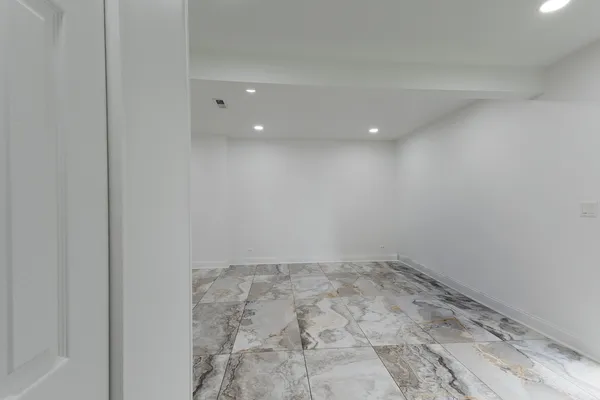 $3,000 | 6712 North Clark Street, Unit 2, Chicago, IL 60626