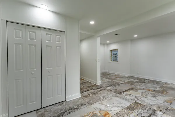 $3,000 | 6712 North Clark Street, Unit 2, Chicago, IL 60626