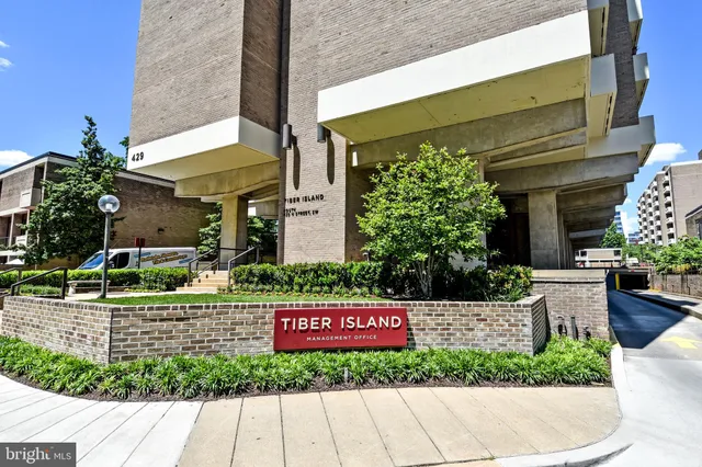 $2,700 | 1245 4th Street Southwest, Unit 803, Washington, DC 20024