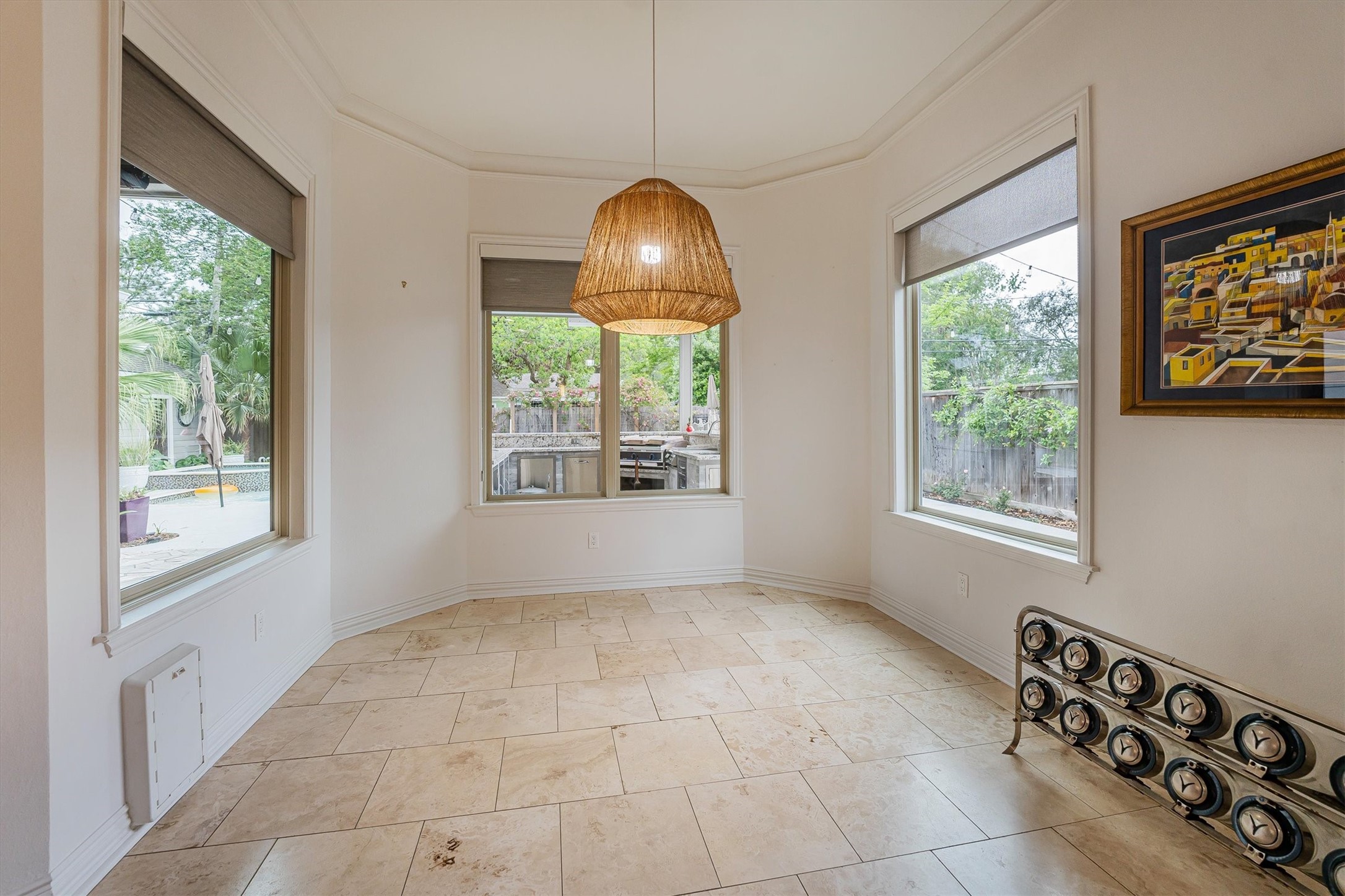 424 West 32nd Street Houston, TX 77018 - Photo 25 of 50 Spacious breakfast area fills with natural light and overlooks great rear retreat.