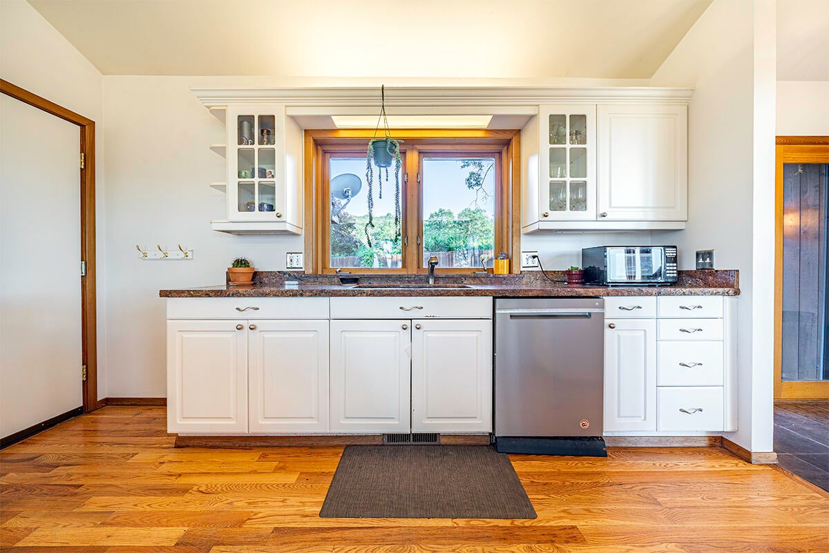 3960 Independence School Road Medford, OR 97501 - Photo 11 of 47 DSC07342-HDR-Edit