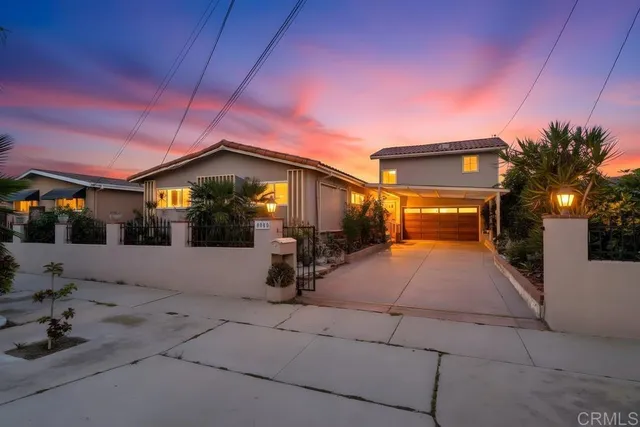 a view of a house with a yard