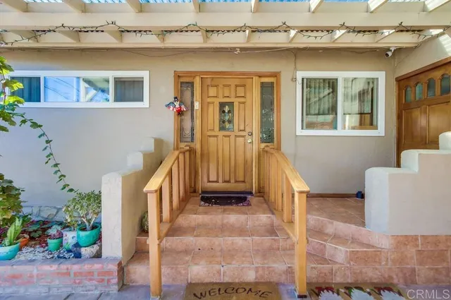 a view of entryway of a house