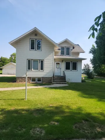 $199,900 | 313 East 2nd Street, Hills, MN 56138