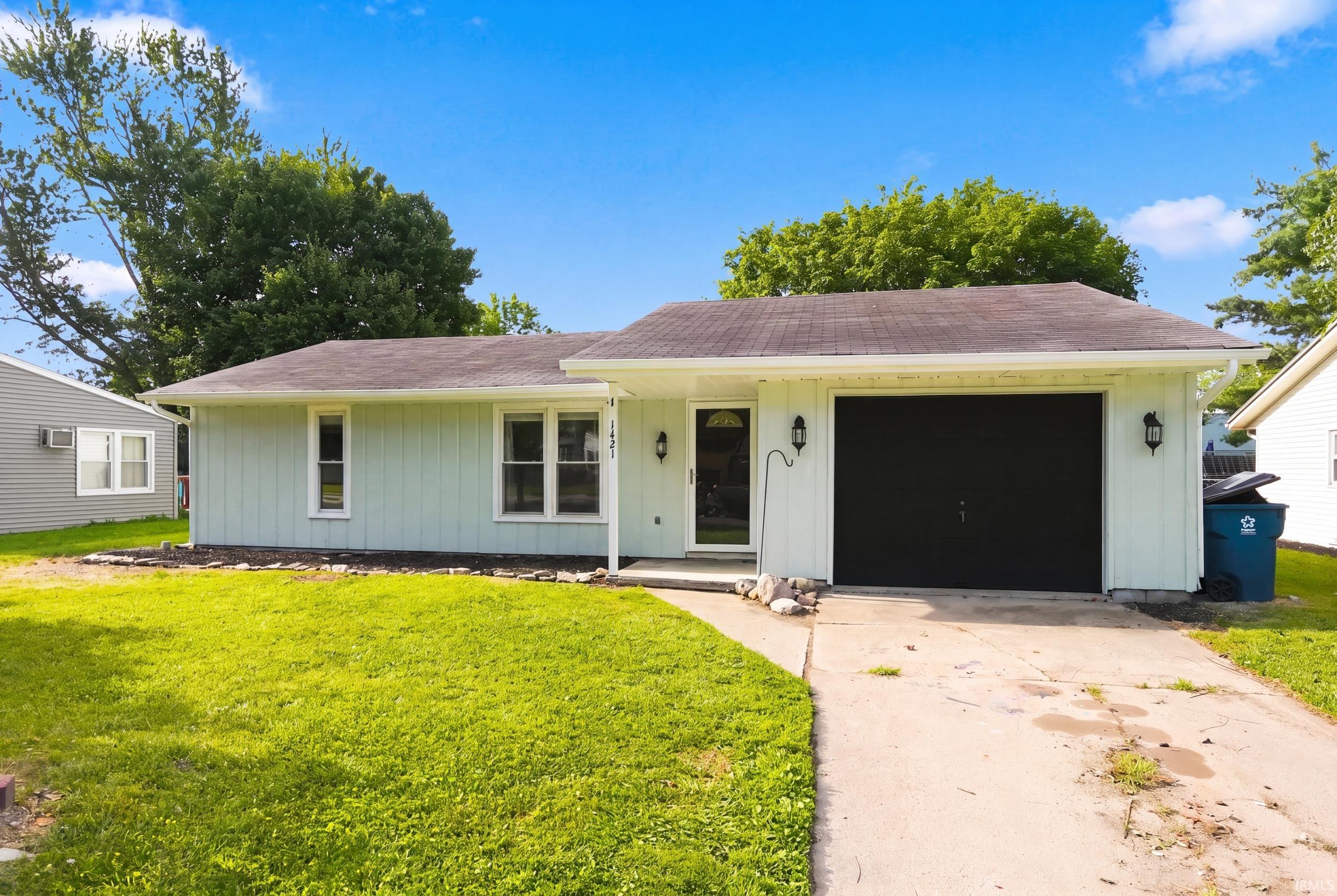 1421 Rabbit Run Huntertown, IN 46748 - Photo 3 of 37 Gallery Image 3
