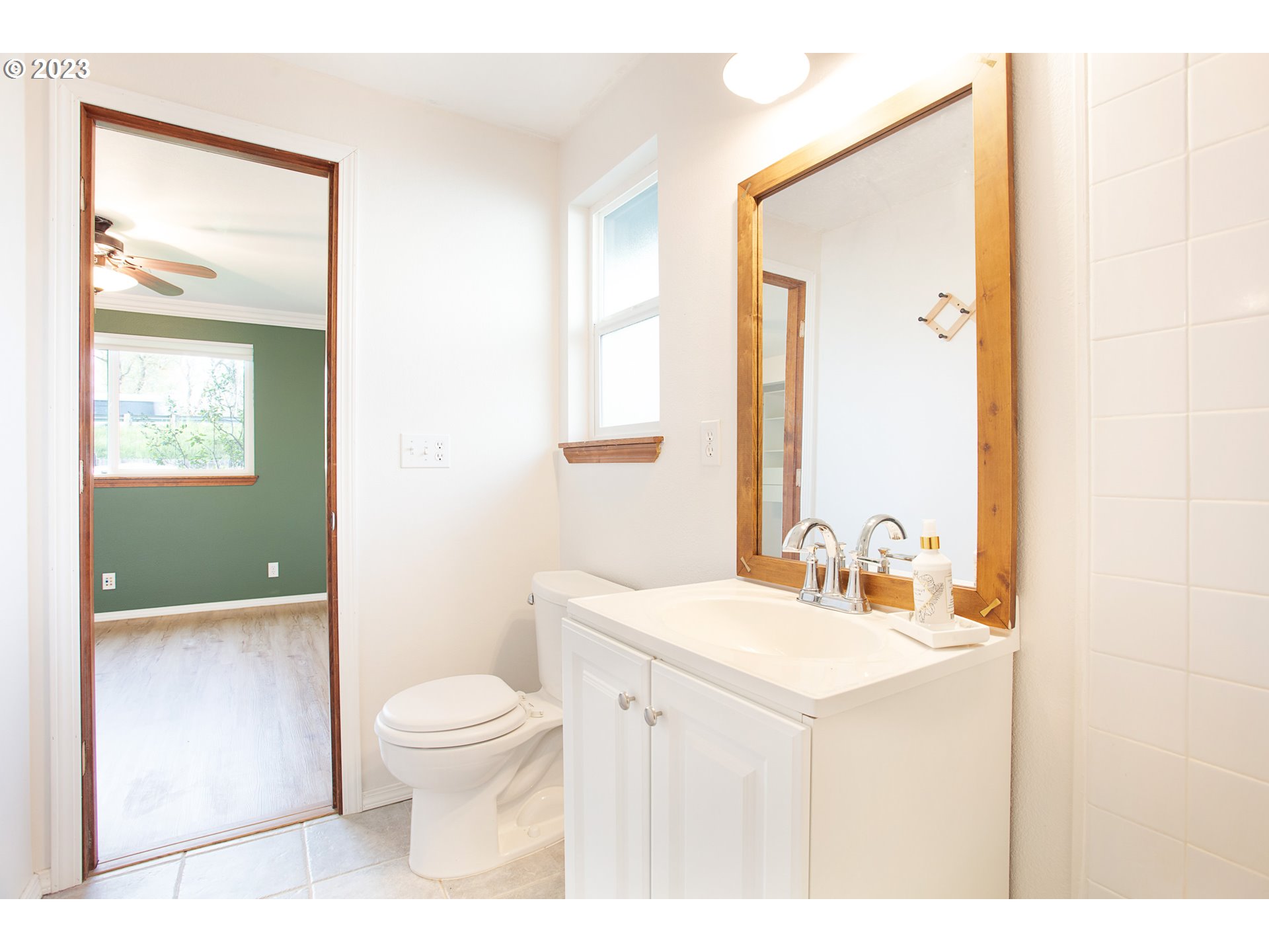 567 Panda Loop Eugene, OR 97401 - Photo 21 of 35 Owner's Suite Bathroom