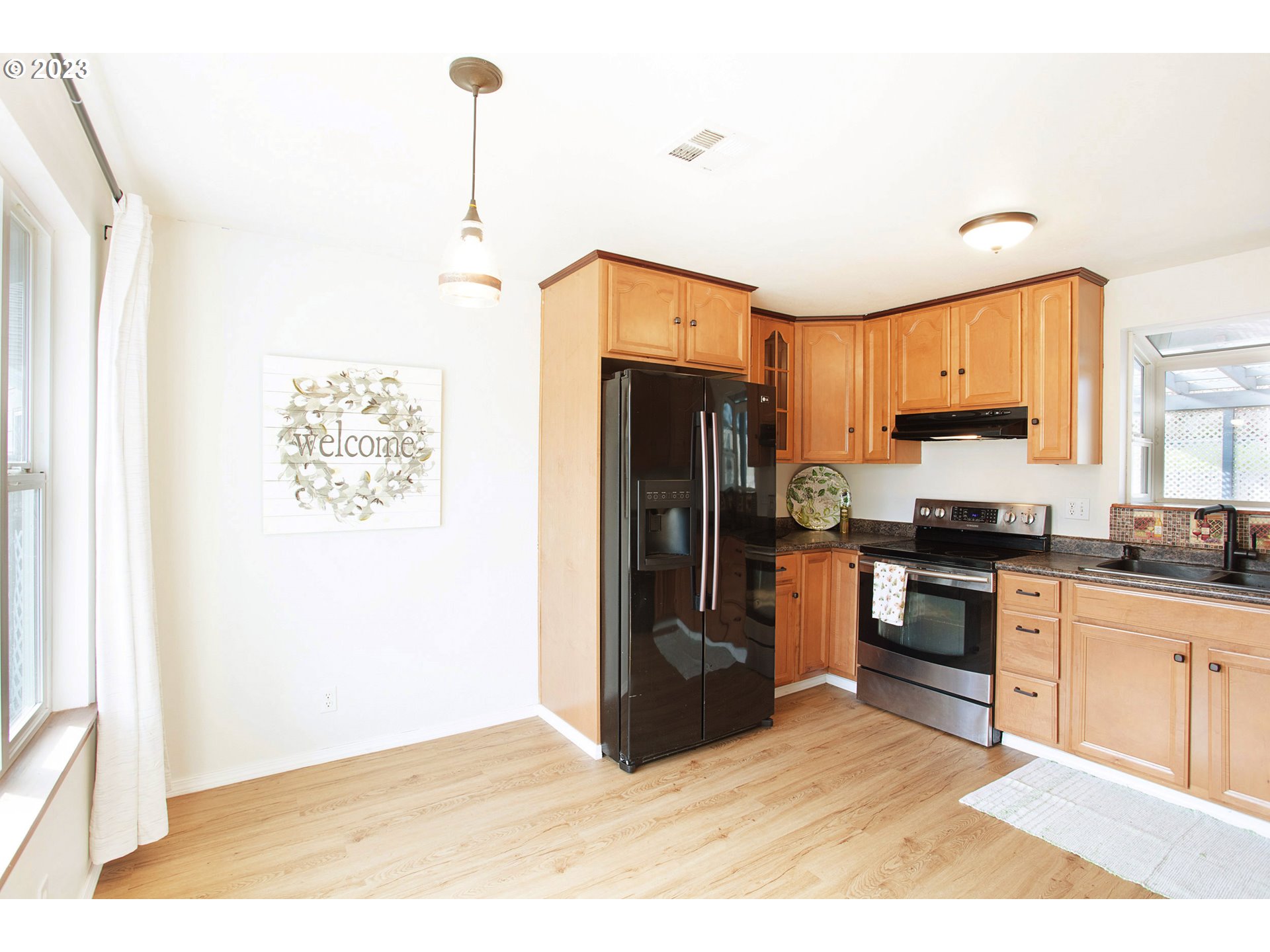 567 Panda Loop Eugene, OR 97401 - Photo 3 of 35 Kitchen/Dining Room