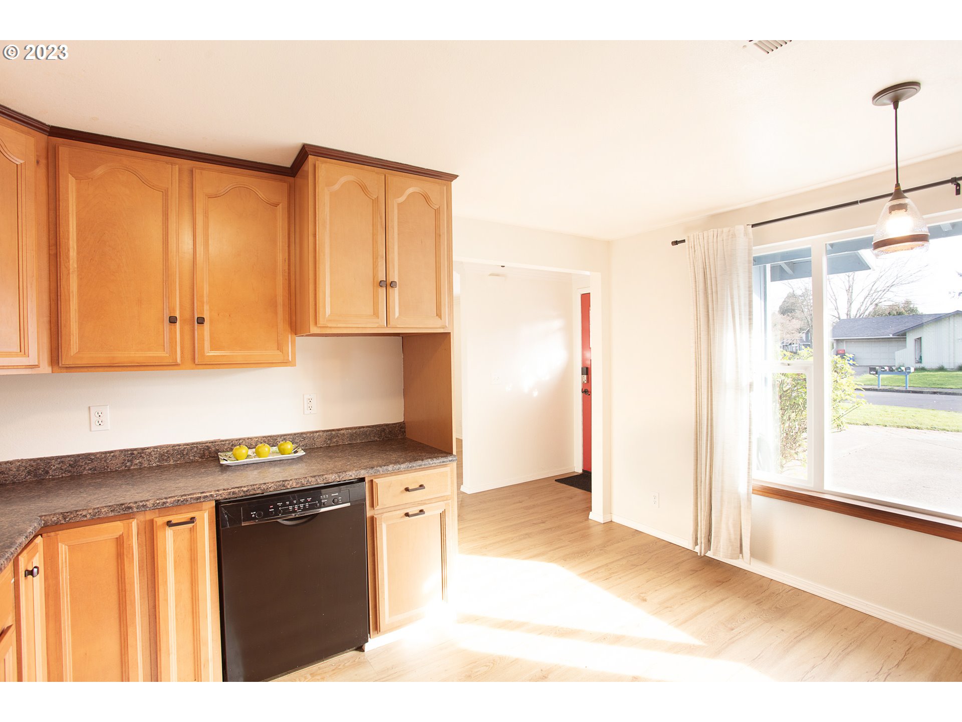 567 Panda Loop Eugene, OR 97401 - Photo 5 of 35 Kitchen/Dining Room