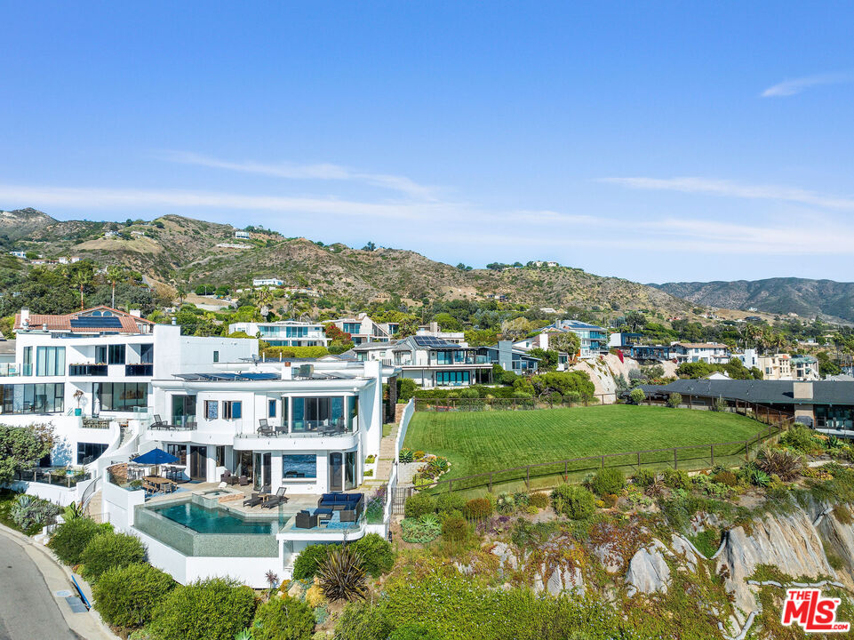 31540 Victoria Point Road Malibu, CA 90265 - Photo 10 of 22 Gallery Image 10