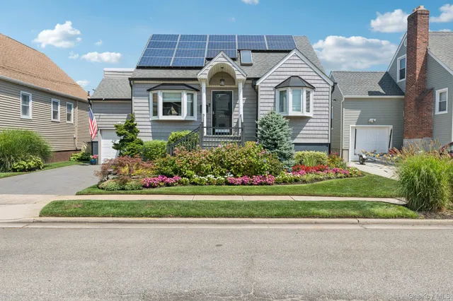 $899,000 | 650 South 9th Street, Lindenhurst, NY 11757