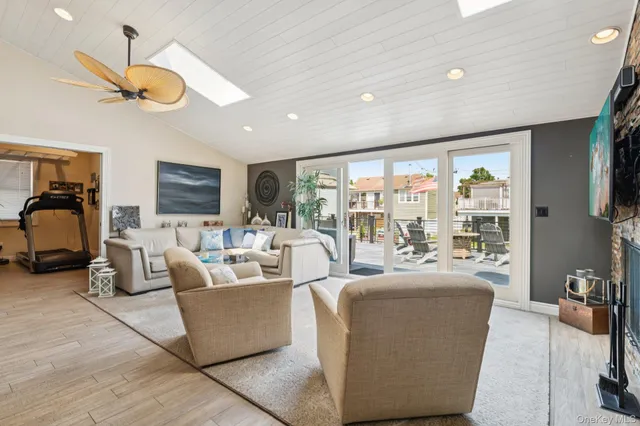 $899,000 | 650 South 9th Street, Lindenhurst, NY 11757