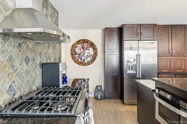 $899,000 | 650 South 9th Street, Lindenhurst, NY 11757