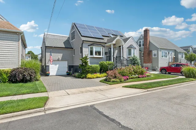 $899,000 | 650 South 9th Street, Lindenhurst, NY 11757