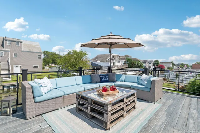 $899,000 | 650 South 9th Street, Lindenhurst, NY 11757