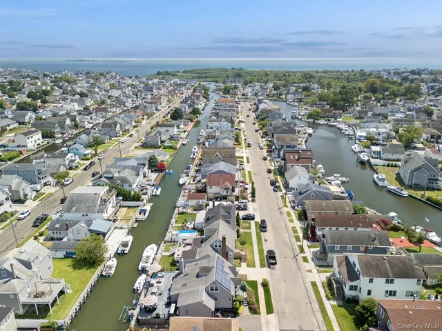 $899,000 | 650 South 9th Street, Lindenhurst, NY 11757