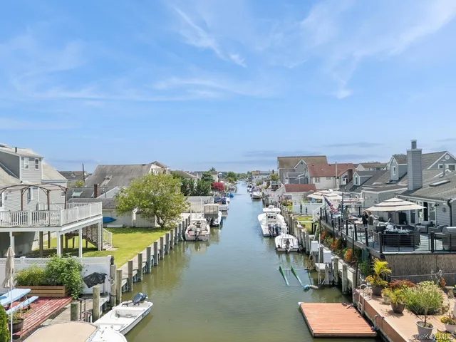 $899,000 | 650 South 9th Street, Lindenhurst, NY 11757