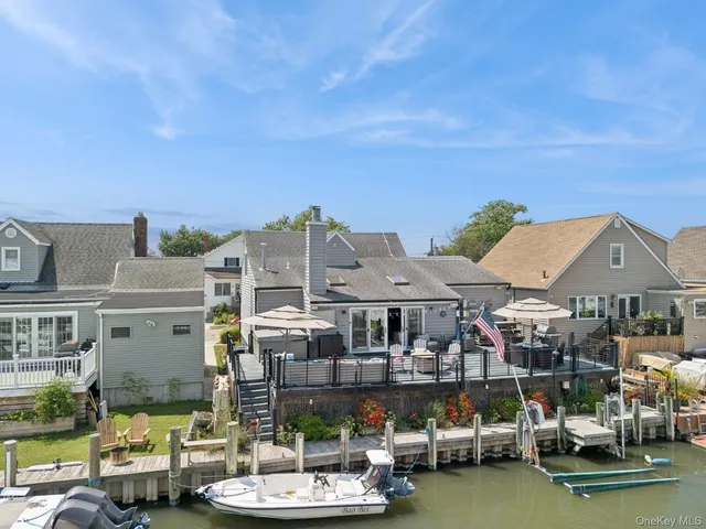 $899,000 | 650 South 9th Street, Lindenhurst, NY 11757