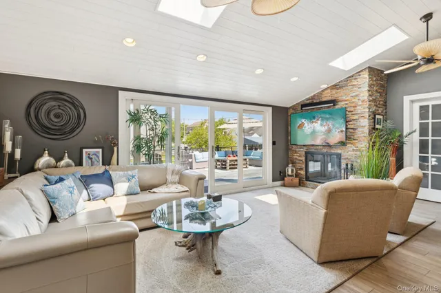 $899,000 | 650 South 9th Street, Lindenhurst, NY 11757