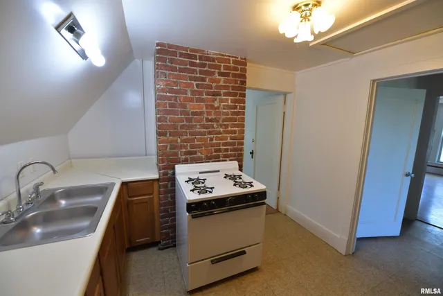 $385,000 | 919 West Moss Avenue, Peoria, IL 61606