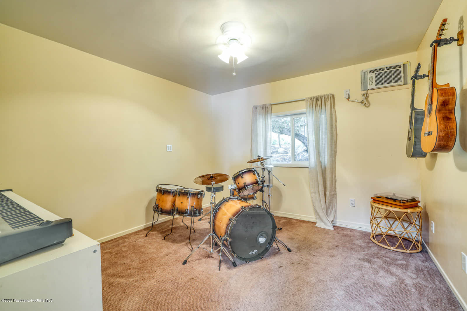 1955 Windover Road Pasadena, CA 91107 - Photo 59 of 71 a room with furniture and a window