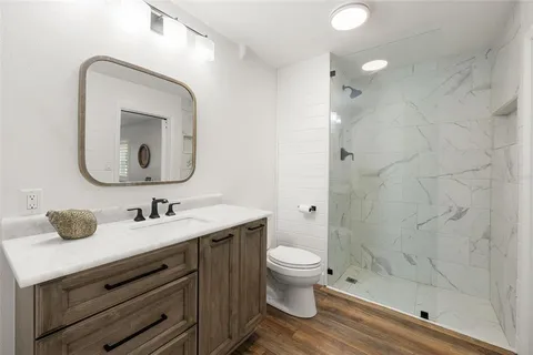 a en suite bathroom with a double vanity sink and a mirror