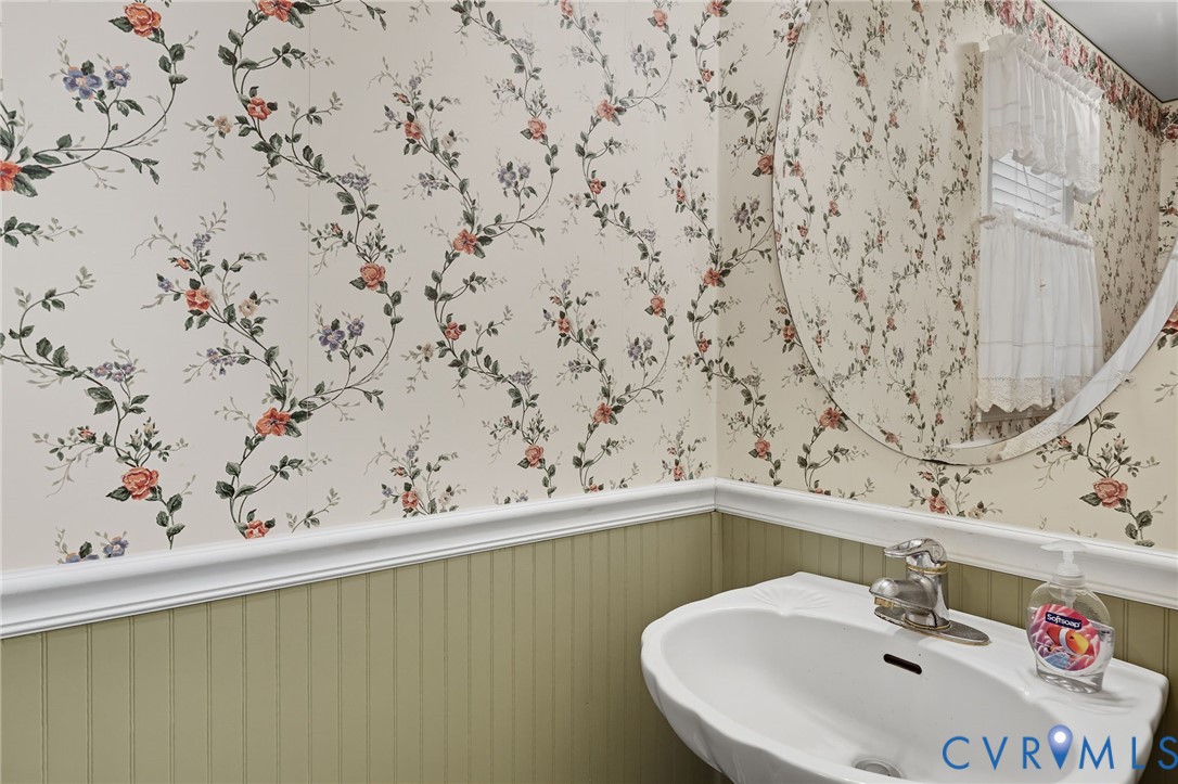 3420 Osborne Road Chester, VA 23831 - Photo 12 of 36 a bathroom with a bathtub and sink