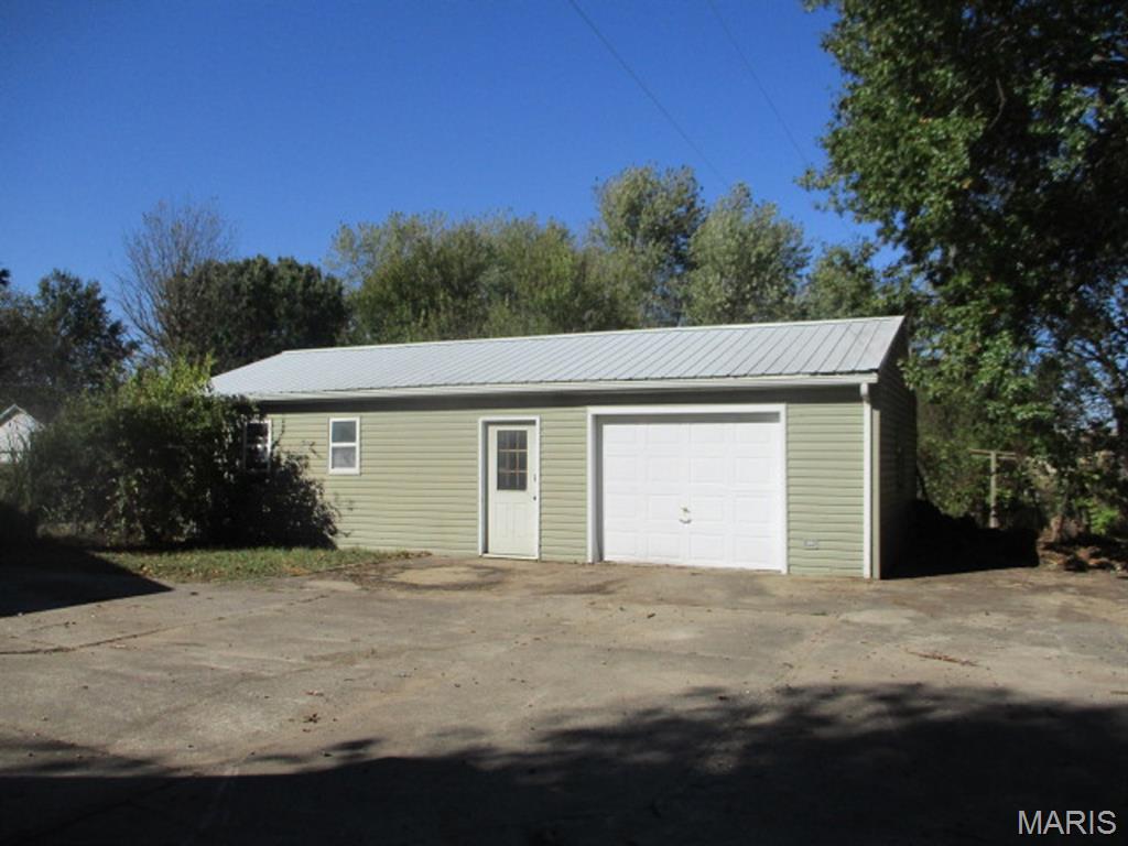 707 North Street Bartelso, IL 62218 - Photo 2 of 12