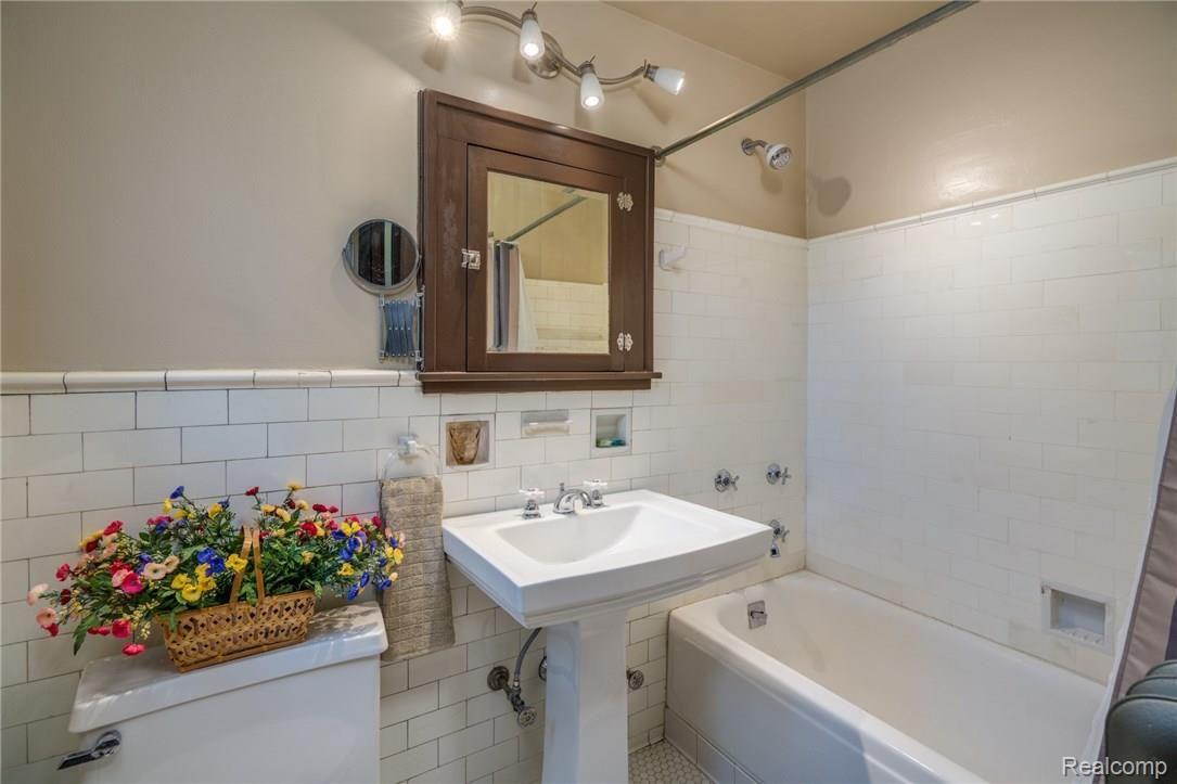 11306 Chicago Road Warren, MI 48093 - Photo 30 of 45 Chicago-29.jpg