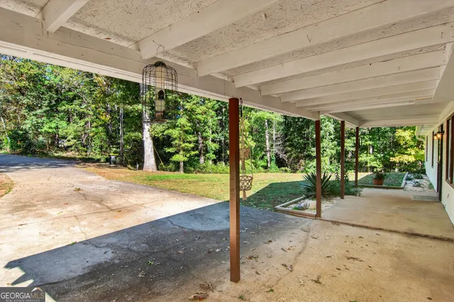 a view of a backyard