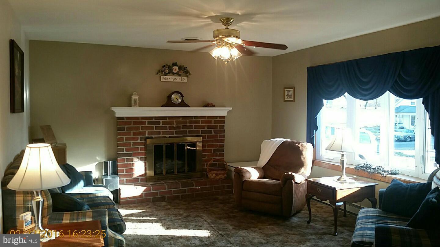 15148 Clear Spring Road Williamsport, MD 21795 - Photo 3 of 16 Living Room