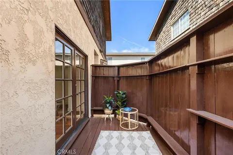 $1,150,000 | 1515 Artesia Boulevard, Unit 2, Manhattan Beach, CA 90266