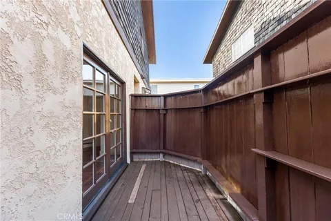 $1,250,000 | 1515 Artesia Boulevard, Unit 2, Manhattan Beach, CA 90266