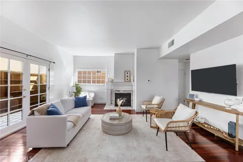 $1,150,000 | 1515 Artesia Boulevard, Unit 2, Manhattan Beach, CA 90266