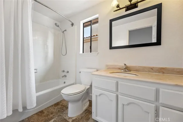 $1,250,000 | 1515 Artesia Boulevard, Unit 2, Manhattan Beach, CA 90266