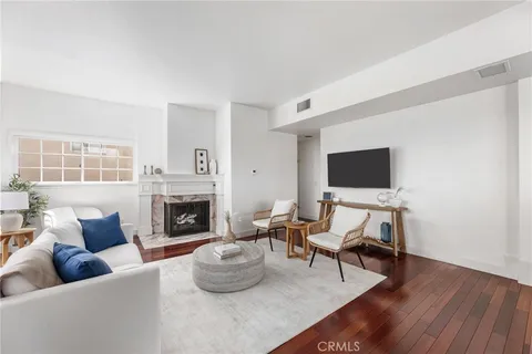 $1,150,000 | 1515 Artesia Boulevard, Unit 2, Manhattan Beach, CA 90266