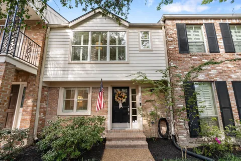 $345,000 | 1126 Fountain View Drive, Unit 210, Houston, TX 77057