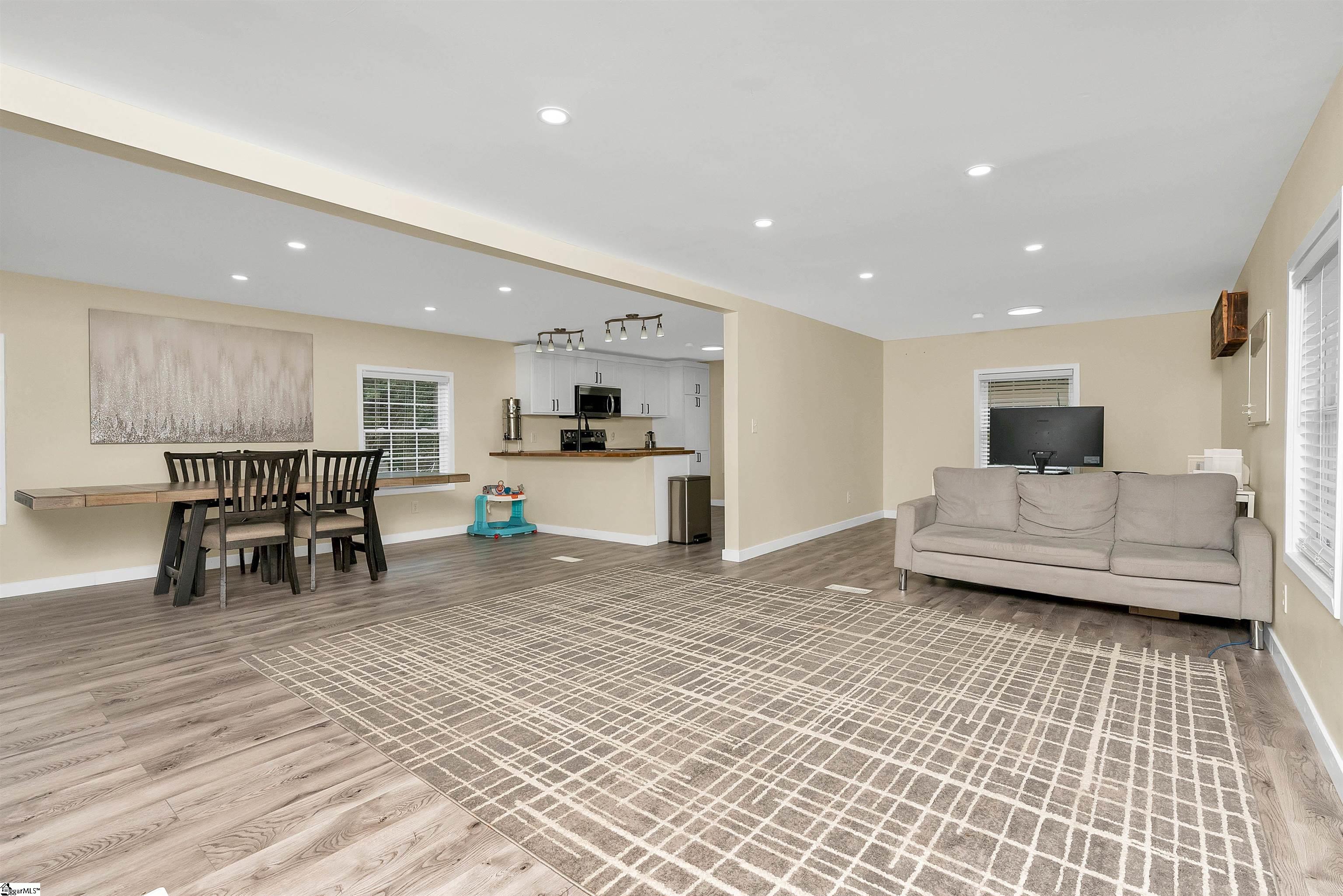 8451 Cross Anchor Road Enoree, SC 29335 - Photo 5 of 36