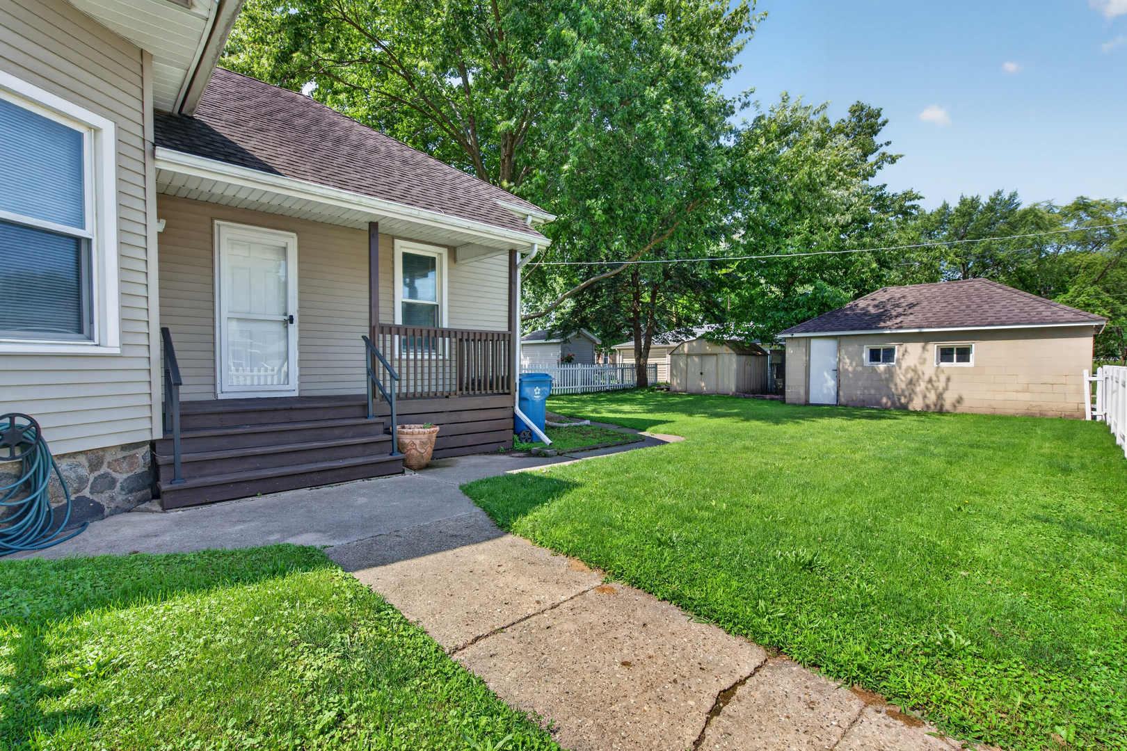 1128 Butler Street Morris, IL 60450 - Photo 4 of 28 a front view of a house with garden