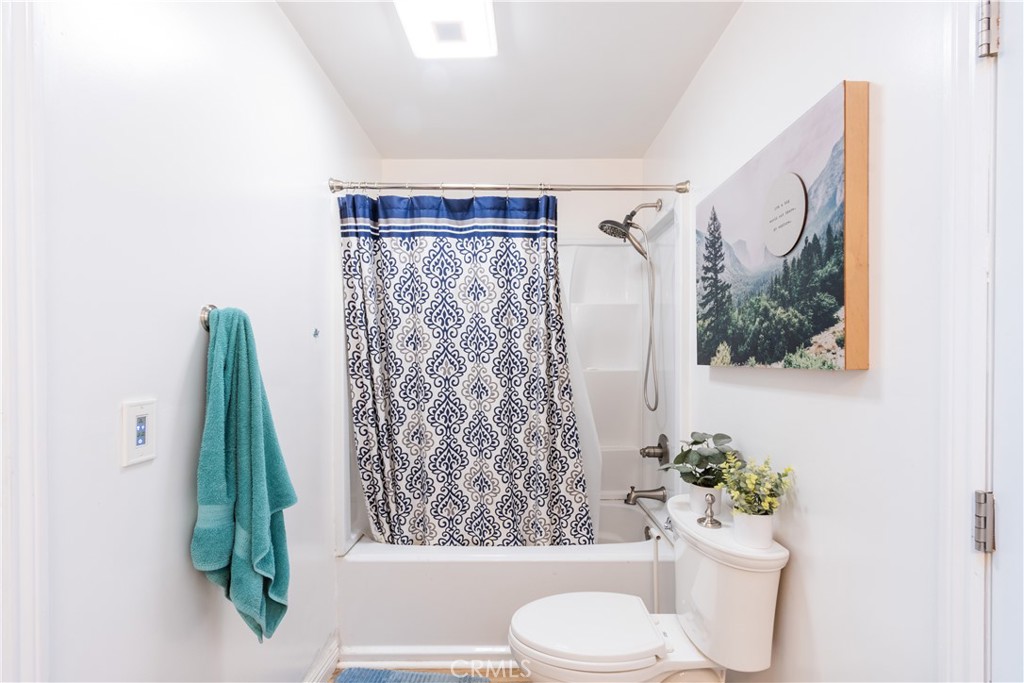 419 Cherokee Court Paso Robles, CA 93446 - Photo 7 of 16 a bathroom with a toilet sink and tub