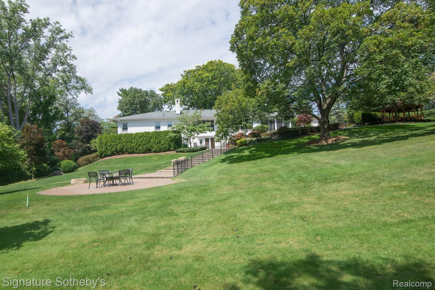 172 Chesterfield Road Bloomfield Hills, MI 48304 - Photo 76 of 98 037_31.jpg Rear view of home