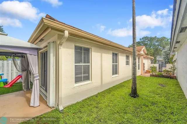 a view of a house with a yard