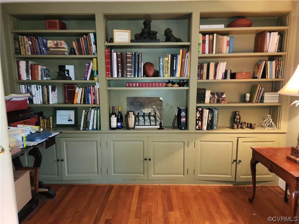 185 Washington Street Boydton, VA 23917 - Photo 20 of 45 a living room with furniture and a book shelf