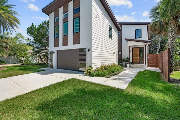 a view of a dinning table and chairs in the patio
