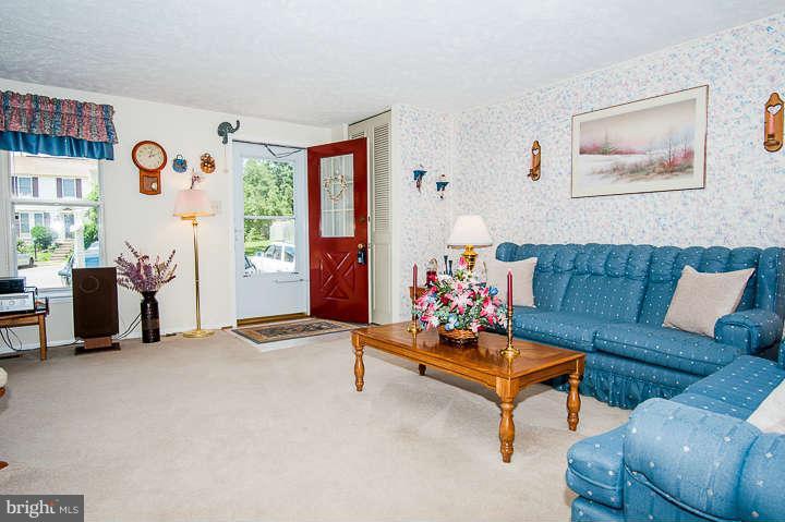 7485 Wounded Knee Road Lorton, VA 22079 - Photo 6 of 24 Living Room