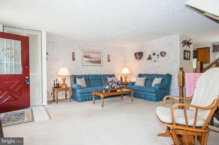 7485 Wounded Knee Road Lorton, VA 22079 - Photo 7 of 24 Living Room