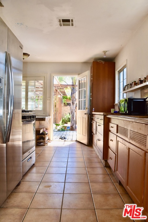 3532 Muirfield Road South Los Angeles, CA 90016 - Photo 7 of 38