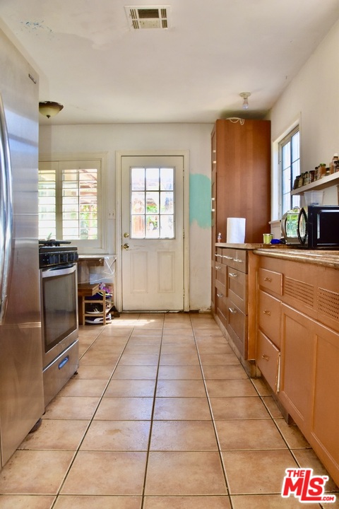3532 Muirfield Road South Los Angeles, CA 90016 - Photo 8 of 38