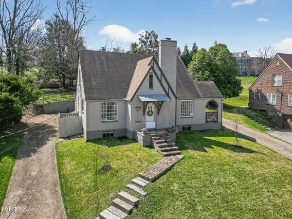$263,300 | 142 Campbell Avenue, Marion, VA 24354