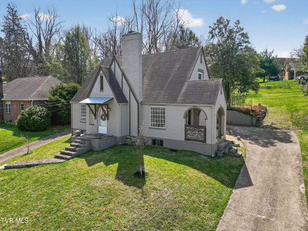 $263,300 | 142 Campbell Avenue, Marion, VA 24354