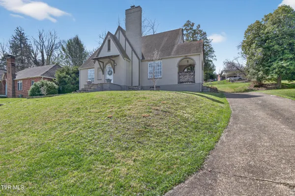 $263,300 | 142 Campbell Avenue, Marion, VA 24354